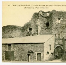 CHATEAUBRIANT (L.-Inf.) - Entrée du vieux Château Fort (XIe siècle) - Vue intérieure