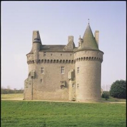 Sibiril. - Château de Kerouzéré : façade est.