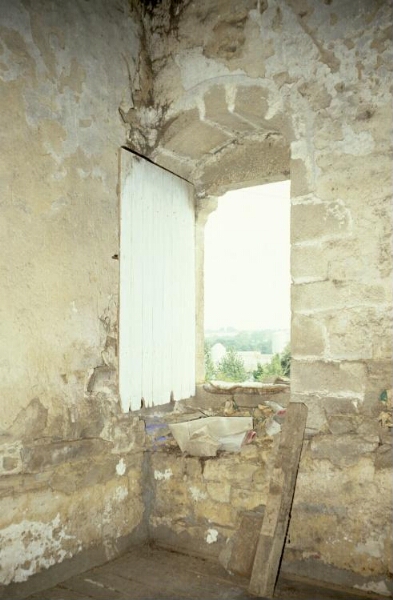 Saint-Aaron. - La Caillibotière, manoir : intérieur, chambre haute ouest, fenêtre.
