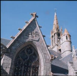 Penmarc'h. - église : toit, clocher.
