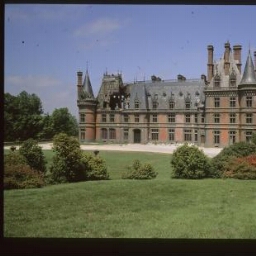 Saint-Goazec. - Château de Trévarez : château 19ème siècle, jardin.