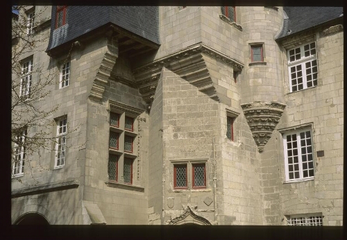 Nantes. - Manoir de La Psallette : tourelle, fenêtres, corbeaux.