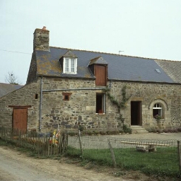 Saint-Aaron. - La Caillibotière, manoir : extérieur, logis-porche.