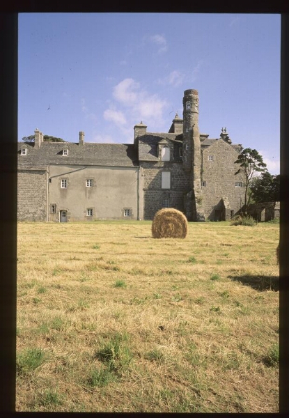 Plounévez-Lochrist. - Château de Maillé : façade arrière, tour.