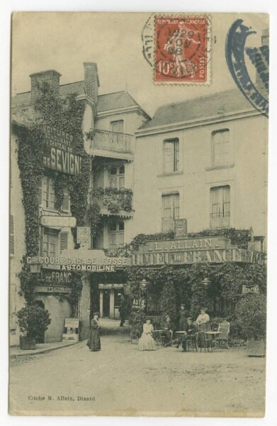 Une place de Dinard, l'Hôtel de France