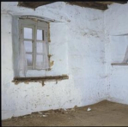 Plounérin. - Manoir de Kergoat : maison, manoir, chambre 2, cheminée, placard mural, fenêtre.