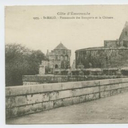 SAINT-MALO -Promenade des remparts et le château.