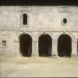 Saint-Vougay. - Château de Kerjean : façade.