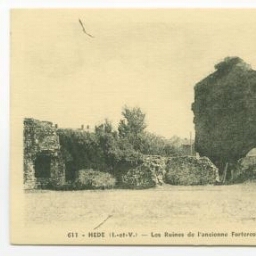 HEDE (I.-et-V.) - Les Ruines de l'ancienne Forteresse sur un roc escarpé.