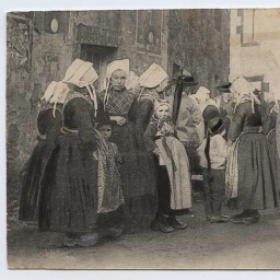 Plougastel-Daoulas.- Un groupe d'habitants dans une rue, en costume traditionnel.
