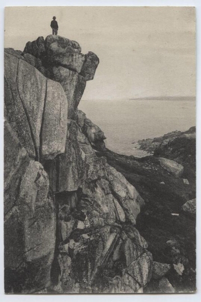 Plougasnou.- Un homme se tient en haut d'un rocher à Trégastel-Primel.