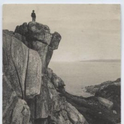 Plougasnou.- Un homme se tient en haut d'un rocher à Trégastel-Primel.