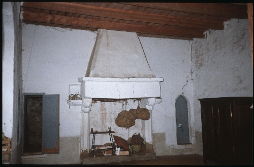 Troguéry. - Manoir de Kerandraou : logis-porche, intérieur, cheminée.