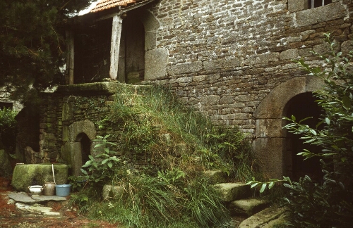 Saint-Thégonnec. - Penanvern : maison, apoteiz, porte, escalier.