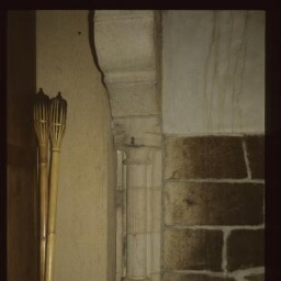 Plumaugat. - La Gaudesière, manoir : intérieur, salle seigneuriale, cheminée, détail.