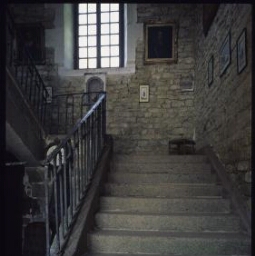Brélès. - Manoir de Keroulas : intérieur, escalier.