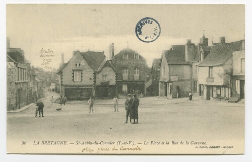 LA BRETAGNE.- St-Aubin-du-Cormier (I.-et-V.). - La Place et la Rue de la Garenne.