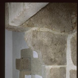 Prat. - Manoir de Coadélan : intérieur, 1er étage au-dessus cuisine, cheminée, armoiries.