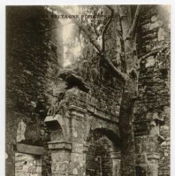 Intérieur des Ruines de l'Abbaye de Bon Repos, près Gouarec (C.-du-N.)