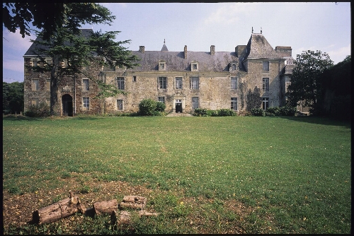 Avessac. - Château de Pordor : façade ouest.