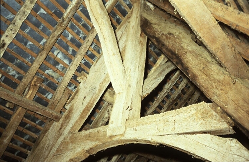 Troguéry. - Manoir de Kerandraou : intérieur, logis-porche, chambre au-dessus la chapelle, charpente.