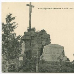 La Chapelle St-Melaine (I.-et-V.) - Le Calvaire et le Monument des Morts.