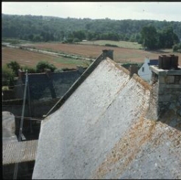 Taden. - Manoir de La Grand'Cour : logis, logis-porche, haut de la tour, vue.