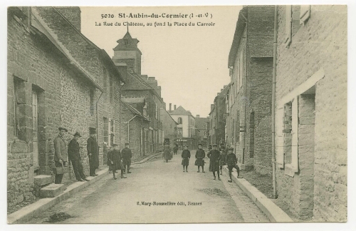 St-Aubin-du-Cormier (I.-et-V.) La Rue du Château, au fond, la Place du Carroir