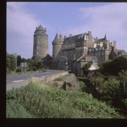 Châteaugiron. - Bourg : château.