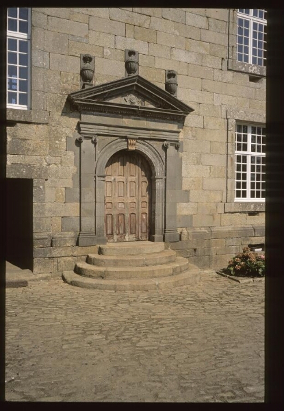 Lannilis. - Kerouartz : château, cour, façade, porte.