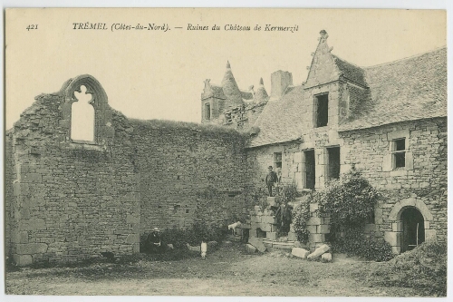 TREMEL (Côtes-du-Nord). - Ruines du Château de Kermerzit