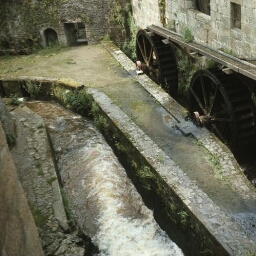 Fougères. - Château : moulin, roues.