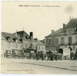 Guer (Morbihan) - La Mairie et la Place.
