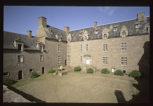 Brélès. - Château de Kergroadès : cour, façade, puits.