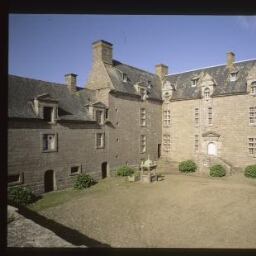 Brélès. - Château de Kergroadès : cour, façade, puits.