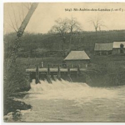 Saint-Aubin-des-Landes (I.-et-V.).- Le Moulin de la Motte et le vieux Pont.