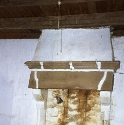 Plouaret. - Manoir de Kerbridou : chambre au-dessus la cuisine, cheminée.