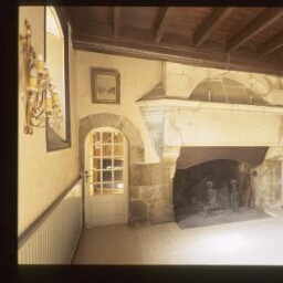 Brélès. - Manoir de Brescanvel : salle basse, cheminée.