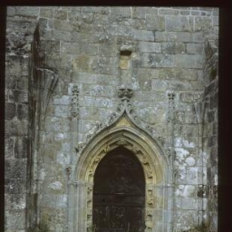 Saint-Péver. - Avaugour : chapelle, porte (1576).