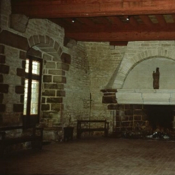 Le Quiou. - Manoir du Hac : château, intérieur, salle basse, cheminée.