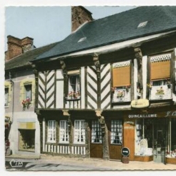 Châteaugiron, Vieille maison bretonne, à pan de bois dans laquelle est installée une quincaillerie.