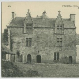 TREMEL (Côtes-du-Nord). - Château de Kermerzit Intérieur de la cour