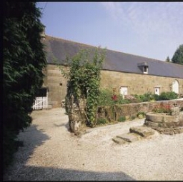 Saint-Hilaire-des-Landes. - Château de La Haye Saint-Hilaire : extérieur, dépendances, communs.