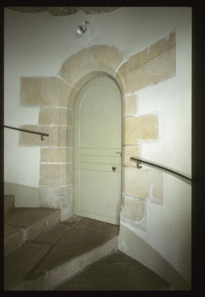 Erquy. - Château de Bienassis : porte 2eme étage.