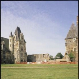 La Chapelle-Glain. - Château de La Motte Glain : manoir, château, tour sud-ouest.