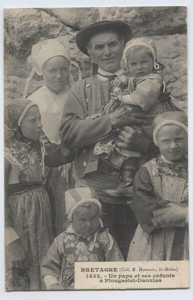 Un papa et ses enfants à Plougastel-Daoulas