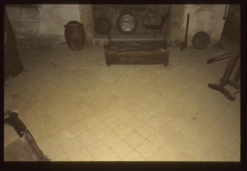 Theix. - Plessis Josso : manoir, intérieur, appartement arrière, 17e siècle, sol, carrelage.