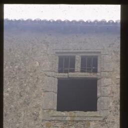 La Limouzinière. - La Touche Limouzinière : manoir, château, logis-porche, étage, fenêtre.