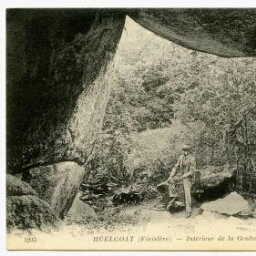 HUELGOAT (Finistère).- Intérieur de la Grotte d'Artus