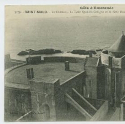 SAINT-MALO -Le château - La tour Quie en groigne et le petit donjon. Au fond, l'île de Cizembre.